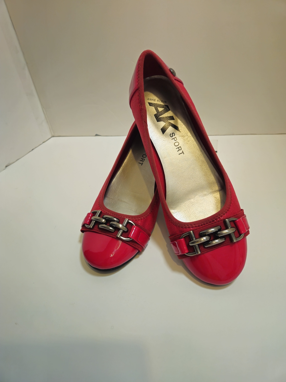 AK Anne Klein Sport Womens Ballet Flats Red Chain Detail Round Toe Slip On 8.5M - Picture 11 of 15